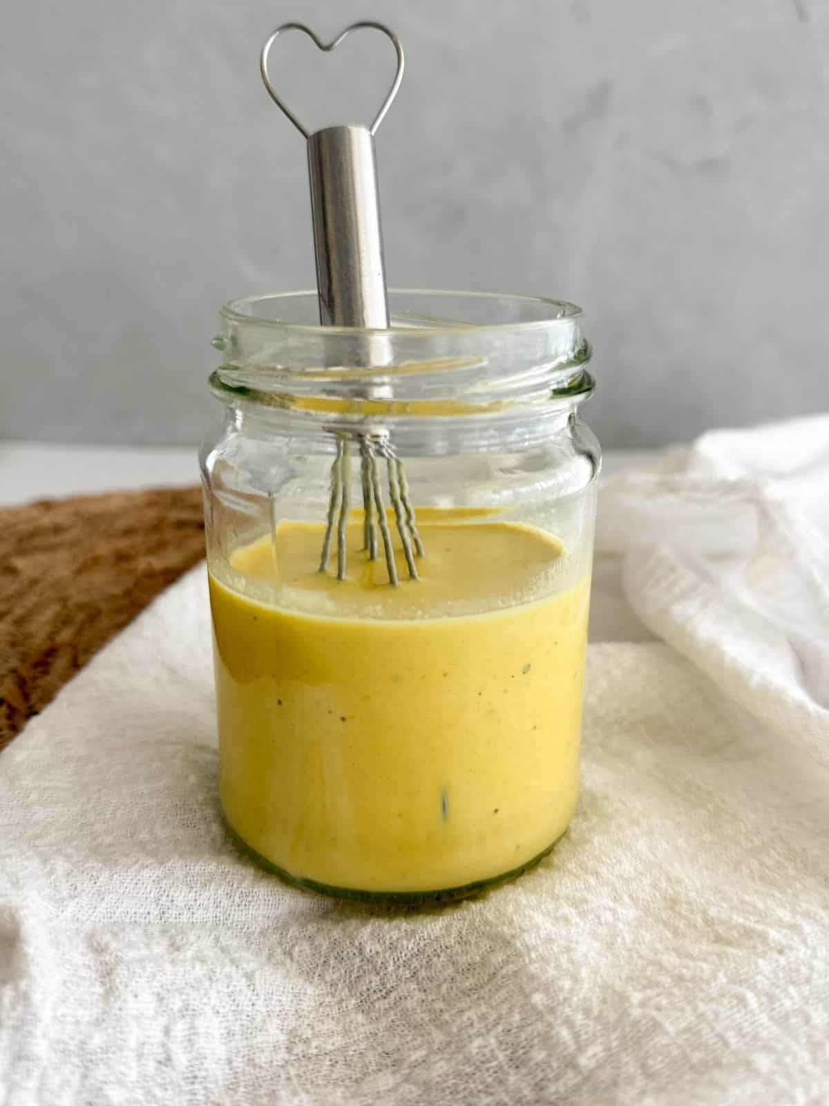 Kurkumas un tahini (sezama pastas) mērce